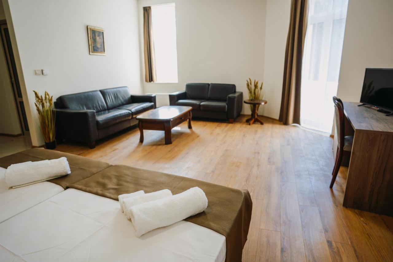 Хотел Театъръ Hotel Pleven Exterior foto