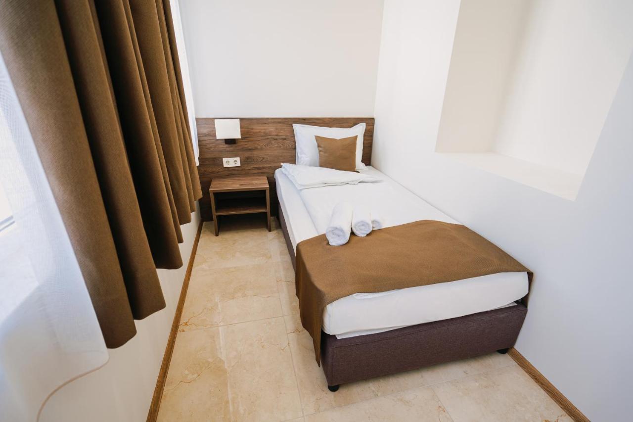 Хотел Театъръ Hotel Pleven Exterior foto